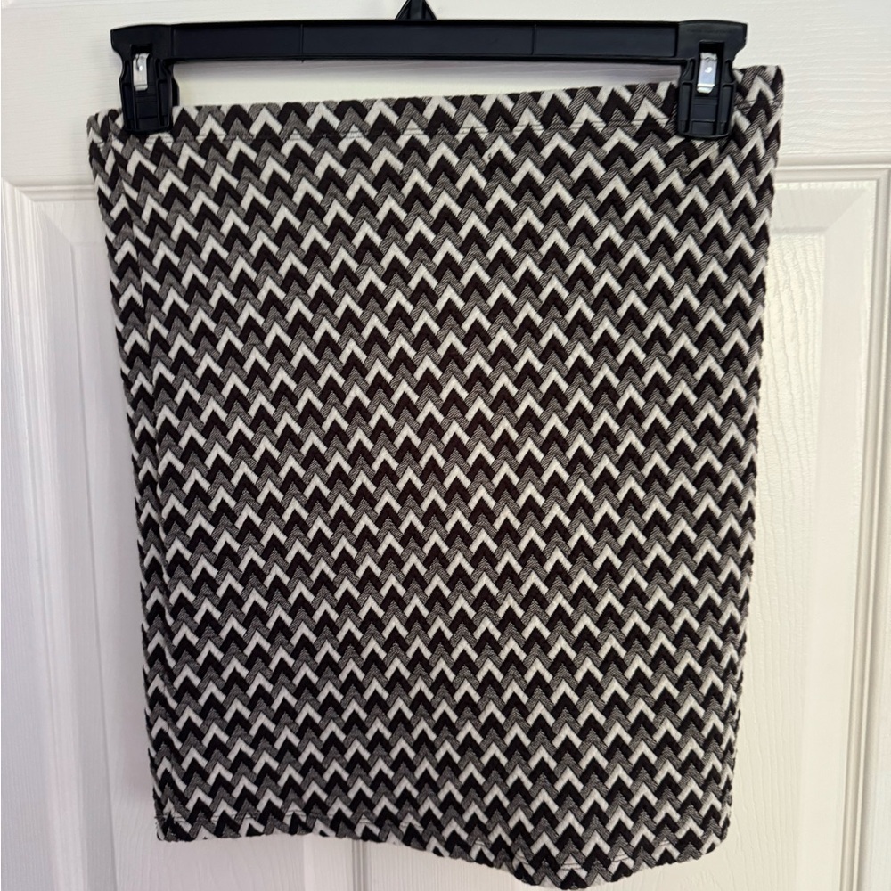Volcom  Patterned Black and White Skirt like new